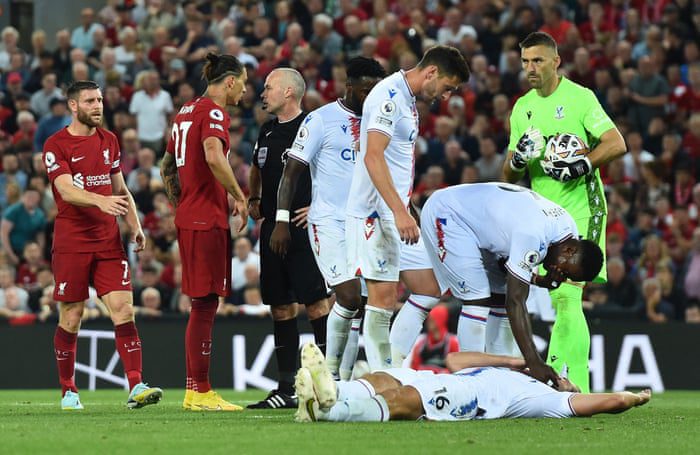 Игрок «Кристал Пэлас» Йоахим Андерсен лежит на полу после того, как Дарвин Нуньес из «Ливерпуля» удалил его с поля.