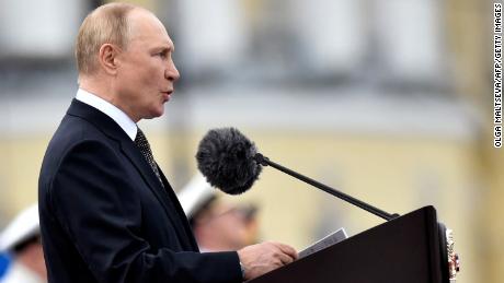 Президент России Владимир Путин выступает с речью по случаю Дня Военно-морского флота в Санкт-Петербурге 31 июля 2022 года.