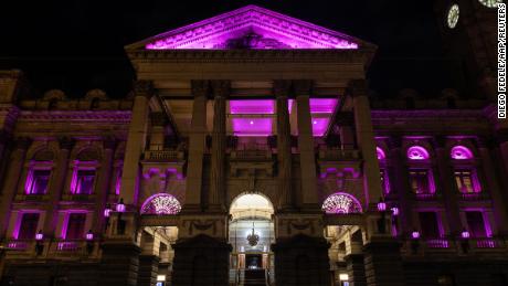 Ратуша Мельбурна становится розовой 9 августа.