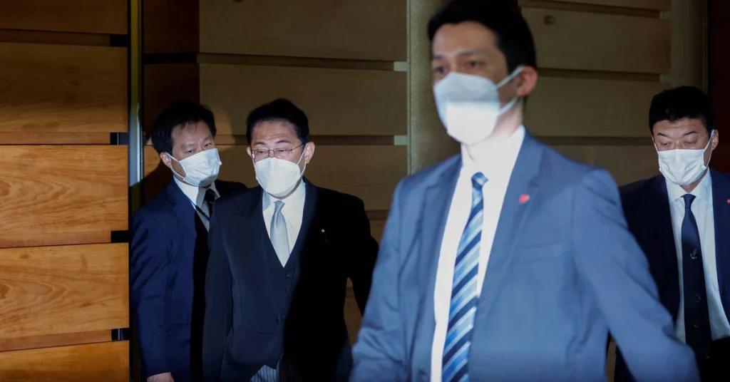 Премьер-министр Японии сотрясает кабинет из-за нарастающего гнева из-за связей с Церковью Объединения