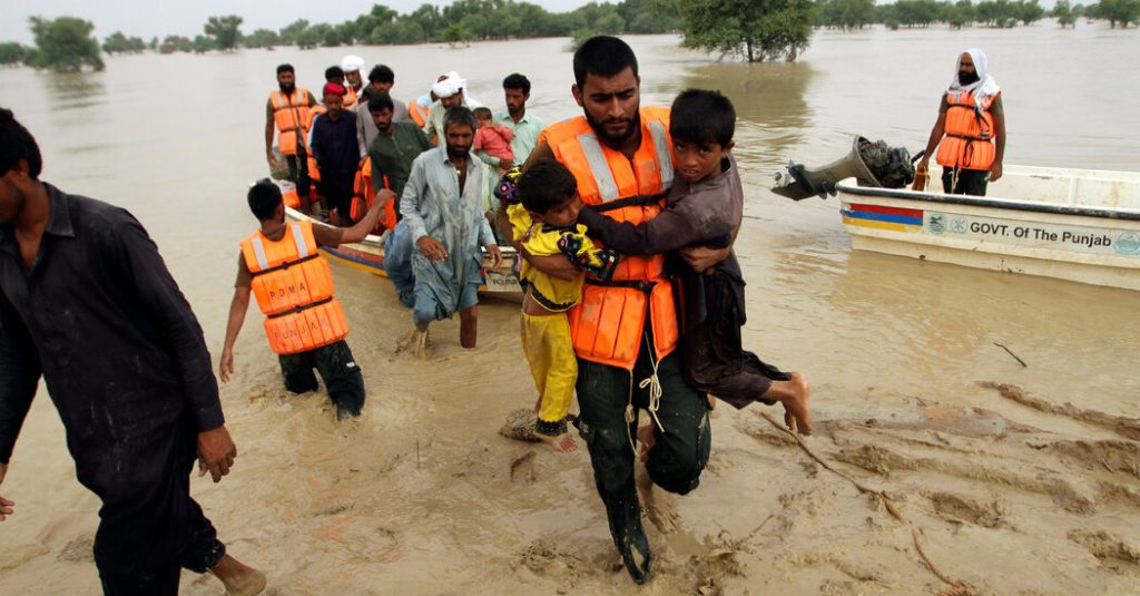 Смертельные наводнения разрушают и без того хрупкий Пакистан