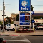 Цены на газ в США упали ниже 4 долларов за галлон, сообщает AAA