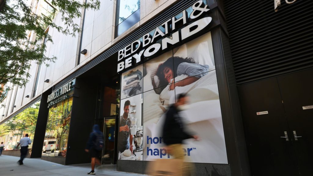 Bed Bath & Beyond закроет 150 магазинов и сократит 20% персонала: NPR