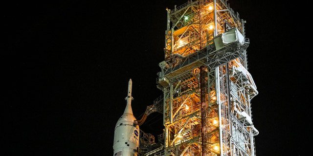 Ракета NASA Artemis I Moon стартует в Космическом центре Кеннеди на мысе Канаверал, Флорида.