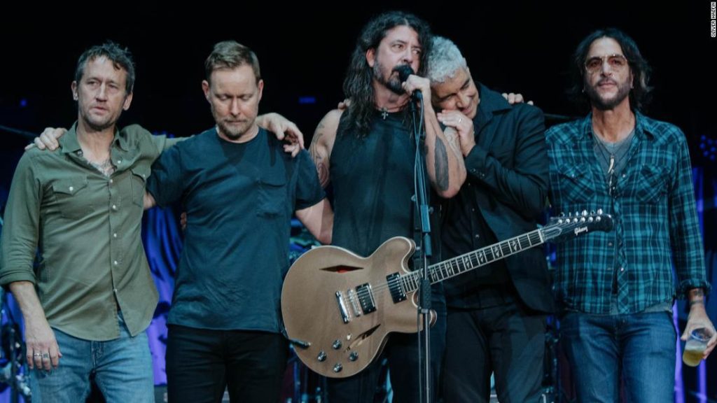 Foo Fighters почтили память барабанщика Тейлора Хокинса на концерте в Лондоне.