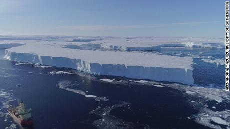 Исследовательское судно антарктической программы США Nathaniel B Palmer работает у восточного шельфового ледника в Туэйтсе в 2019 году.