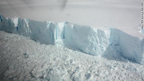 Спутниковые снимки показывают, что крупнейший в мире ледяной щит разрушается быстрее, чем считалось ранее