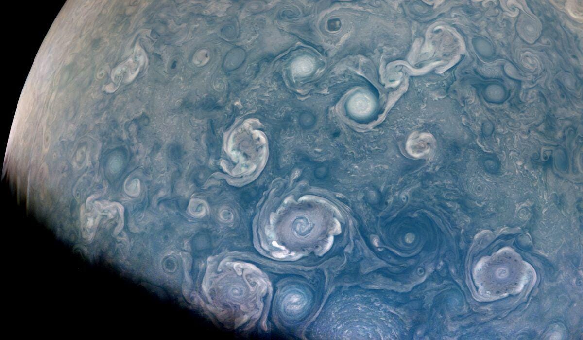 Изображение НАСА вихревых вихрей, представляющих гигантские штормы на Юпитере.