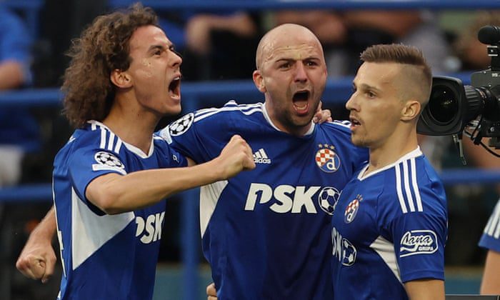 Мислав Орчич из «Динамо Загреб» (справа) празднует свой первый гол вместе со своими товарищами по команде.
