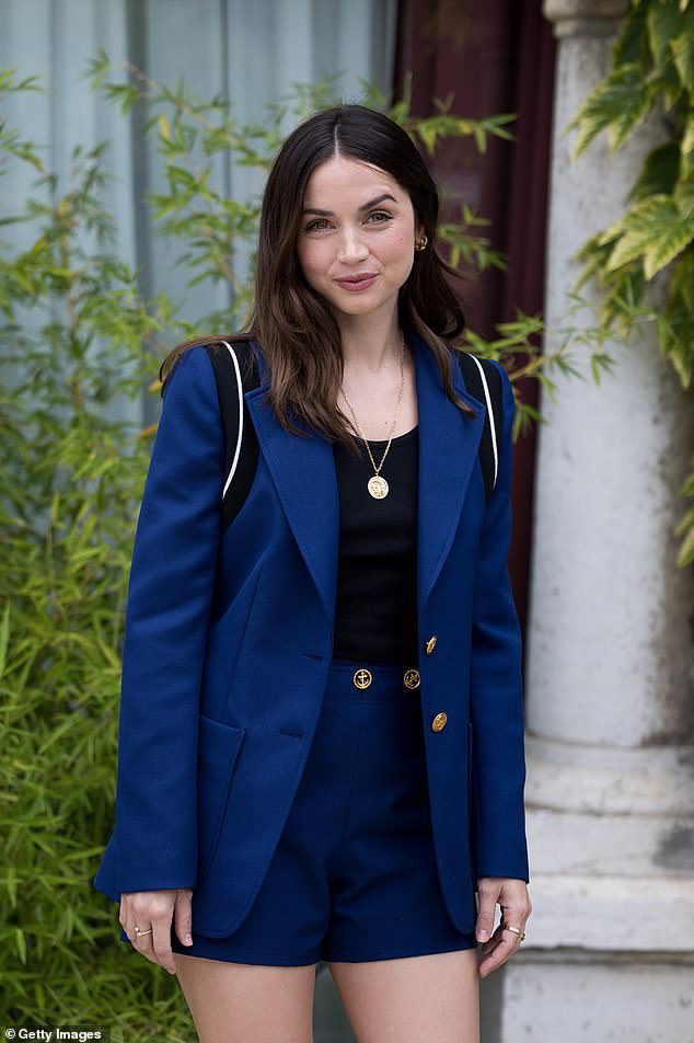 Стильный образ: ошеломляющая актриса блистала в паре темно-синих брюк и соответствующей куртке, позируя для фотографий на промо для своего фильма Netflix.