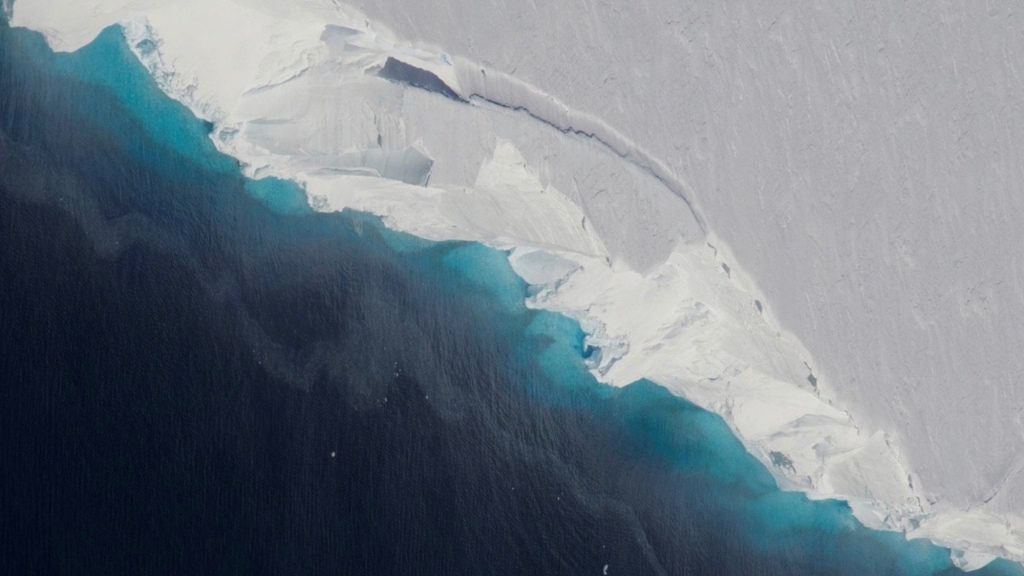 Ледник Туэйтса размером примерно с Флориду и может поднять уровень моря примерно на 16 футов, если его уронить в океан.