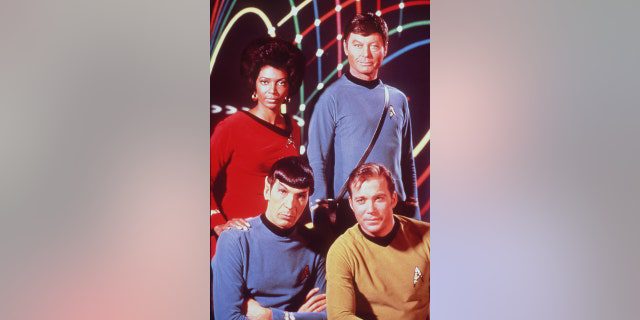 По часовой стрелке сверху слева: Нишель Николс, ДеФорест Келли, Уильям Шатнер и Леонард Нимой в сериале. "Звездный путь" около 1969 года.