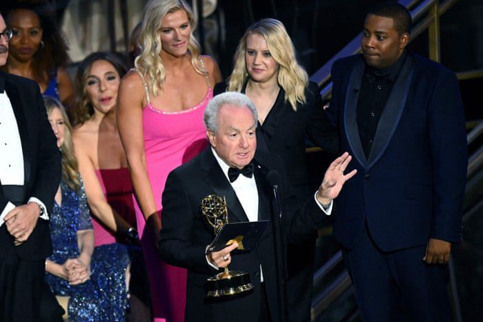 Продюсер шоу «Saturday Night Live» Лорн Майклс получает награду за лучшее эстрадное графическое шоу.