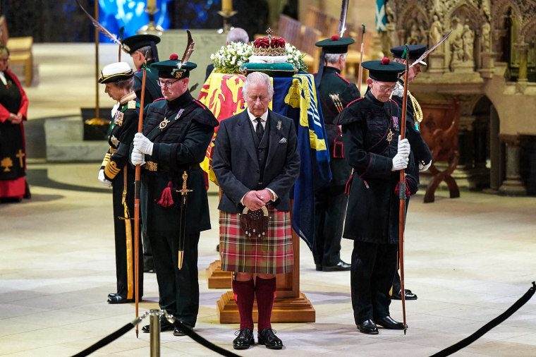 На фото: король Карл III и другие члены королевской семьи проводят бдение у гроба королевы Елизаветы II в соборе Святого Джайлса, Эдинбург, Шотландия, 12 сентября 2022 года.
