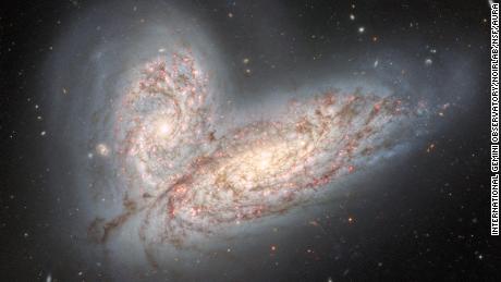 Новое изображение сталкивающихся галактик показывает судьбу Млечного Пути