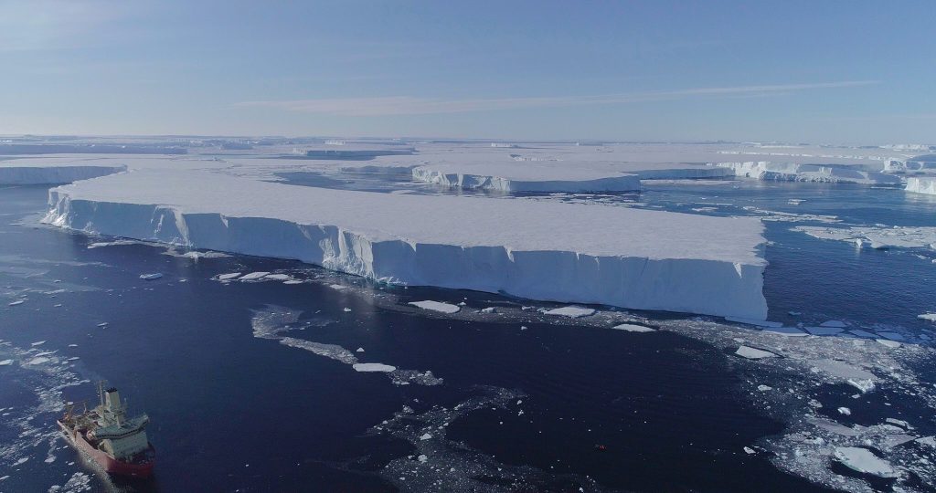 По мнению ученых, вполне вероятно, что ледник упадет в море в течение трех лет.  