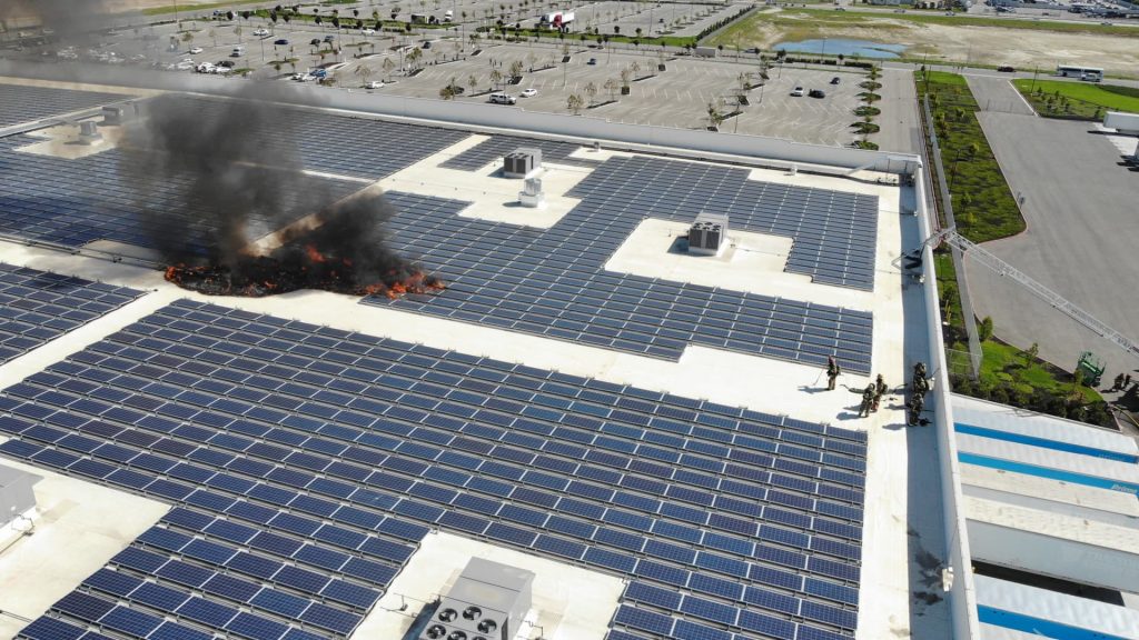 В прошлом году Amazon закрыла солнечные батареи на крышах после пожаров и взрывов