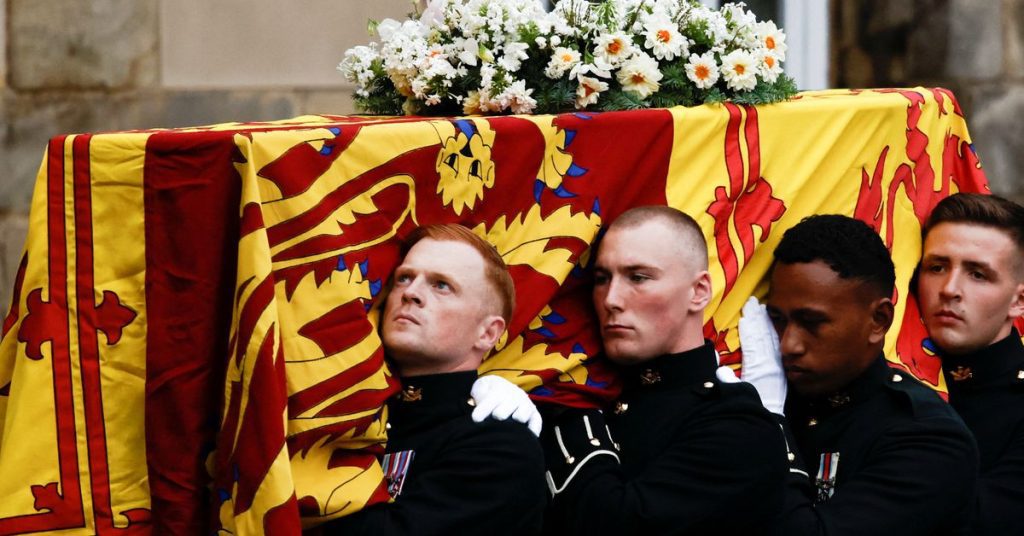 Гроб королевы Елизаветы прибывает в Эдинбург, а скорбящие выстраиваются на улицах