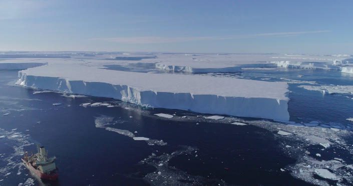 Исследовательское судно в воде у края восточного шельфового ледника Туэйтс в Антарктиде.