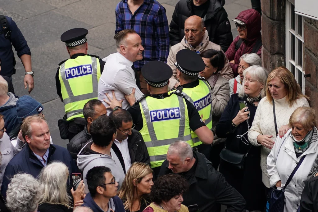 Полиция арестовывает протестующих против монархии на королевских мероприятиях в Англии и Шотландии.
